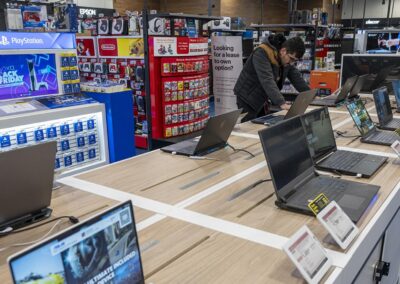 Nation’s Largest Electronics Retailer To Close Stores